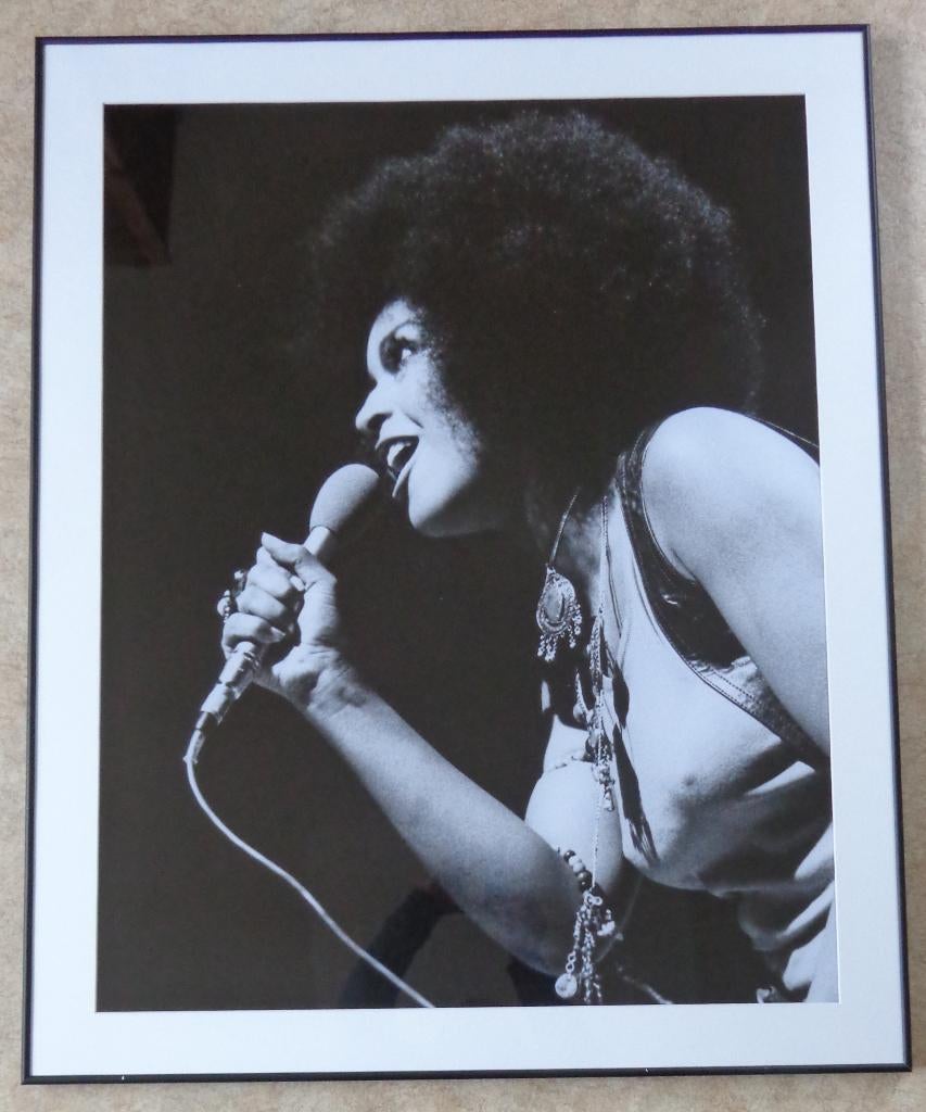 ONBEKEND / MARSHA HUNT / ZW-W FOTO / 111x90cm / KADER / 1969, Antiquités & Art, Art | Dessins & Photographie, Enlèvement, Photo