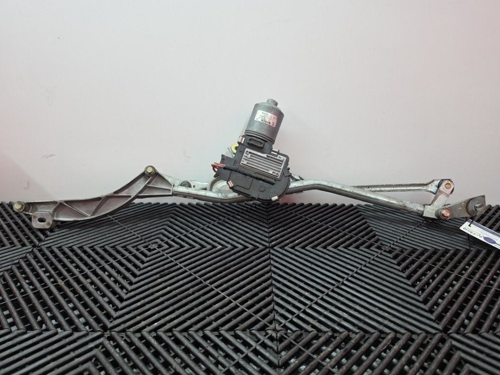 MOTEUR + TRINGLERIE ESSUIE GLACE AVANT CLS (C219), Robert Bosch AG, Mercedes-Benz, Utilisé, Robert-Bosch-Allee 1
74232  Abstatt, DE