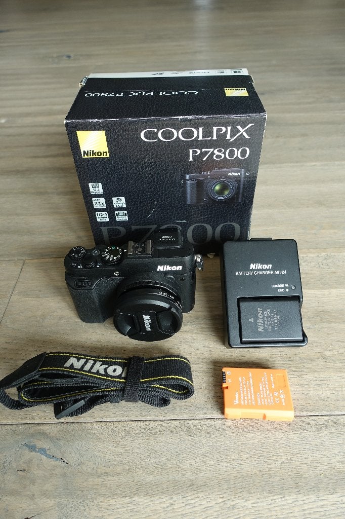 Nikon Coolpix P7800, Pare-soleil, Flash intégré, Enlèvement ou Envoi, Comme neuf