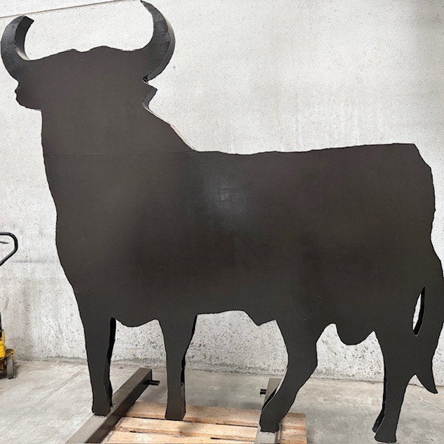 Grote metalen Spaanse stier – 2,35 m hoog, Ophalen, Zo goed als nieuw, Metaal, Dierenbeeld