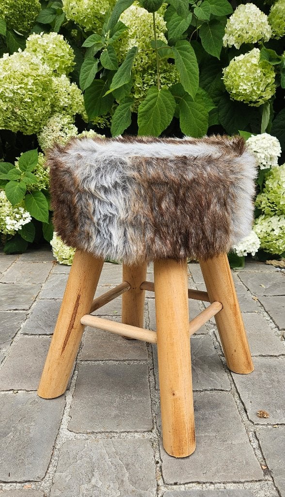 Houten krukje met zachte bontzitting – decoratief & stijlvol, Huis en Inrichting, Krukjes, Gebruikt, Hout, Ophalen