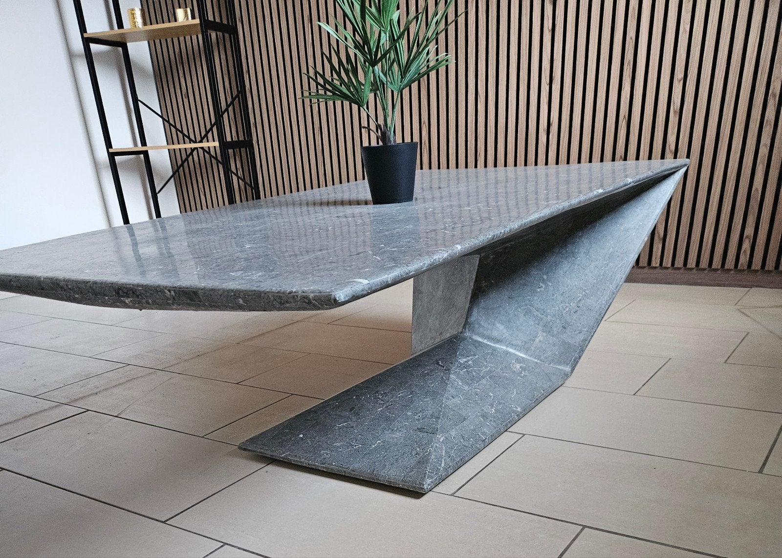 Table en marbre, Enlèvement