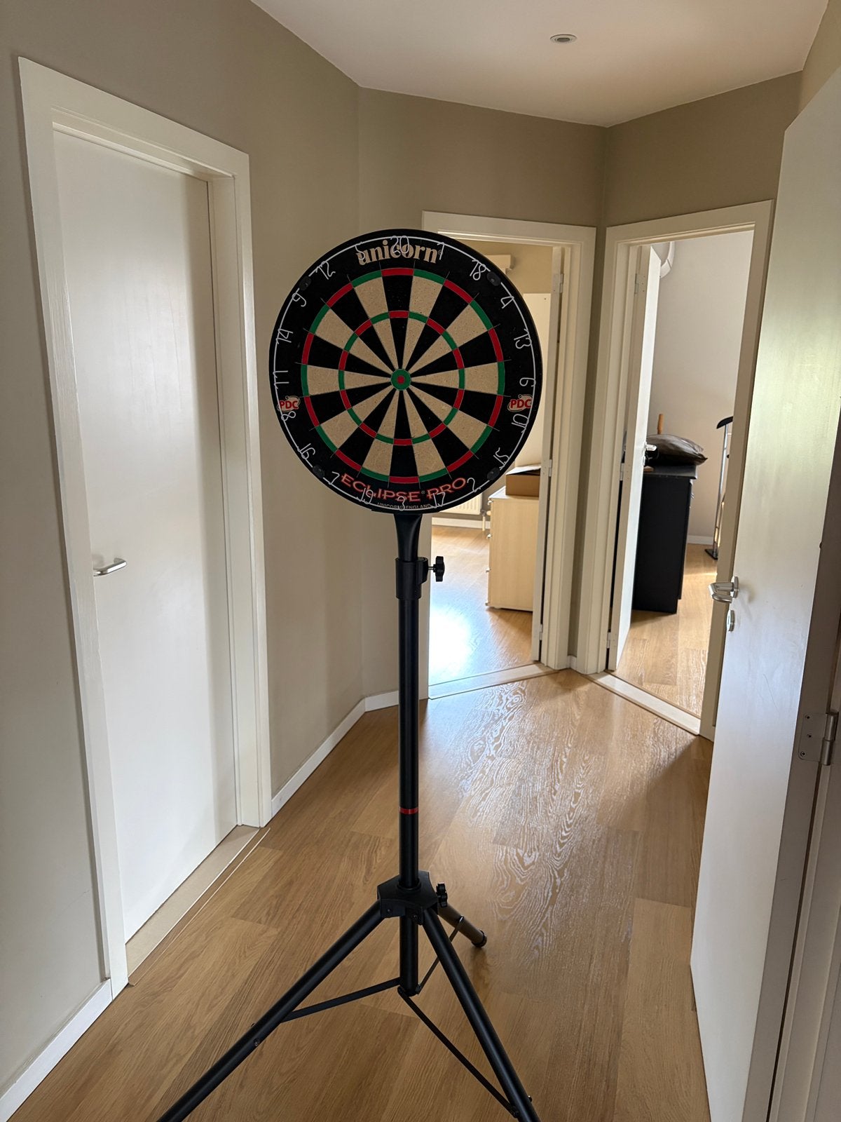 Dartsbord ( unicorn ) + staander, Sport en Fitness, Darts, Ophalen, Zo goed als nieuw