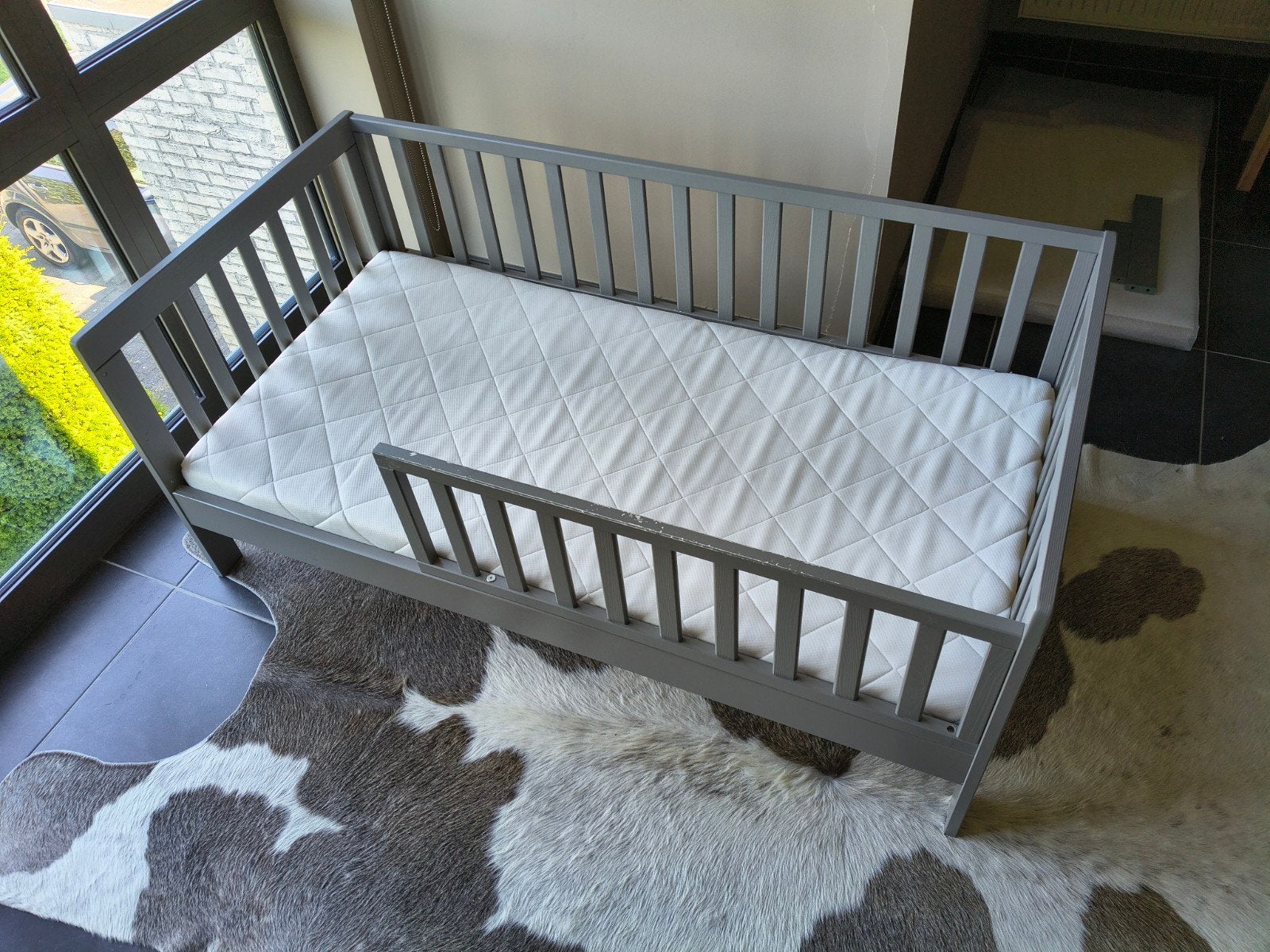 Peuterbed Petite Amelie Plume grijs 140x70, inclusief matras, Kinderen en Baby's, Gebruikt, 70 tot 85 cm, 140 tot 160 cm, Ophalen