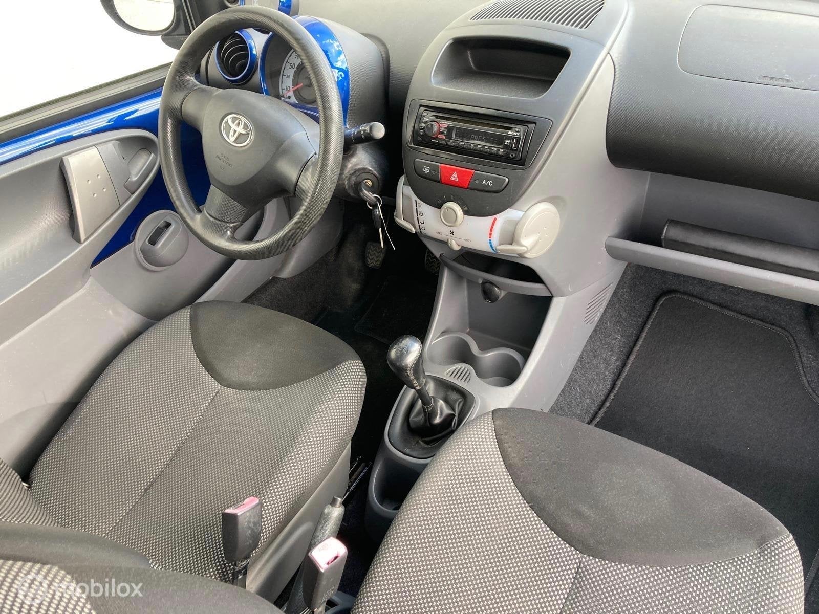 Toyota Aygo 1.0-12V 3-DEURS AIRCO APK tot 24/09/2027, Auto's, Stof, Blauw, 348 kg, Handgeschakeld