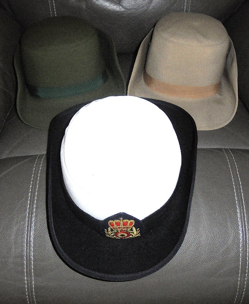 lot, 3 hoedjes vrouwenuniform marine(DAMAR) en landmacht, Ophalen of Verzenden, Marine, Helm of Baret