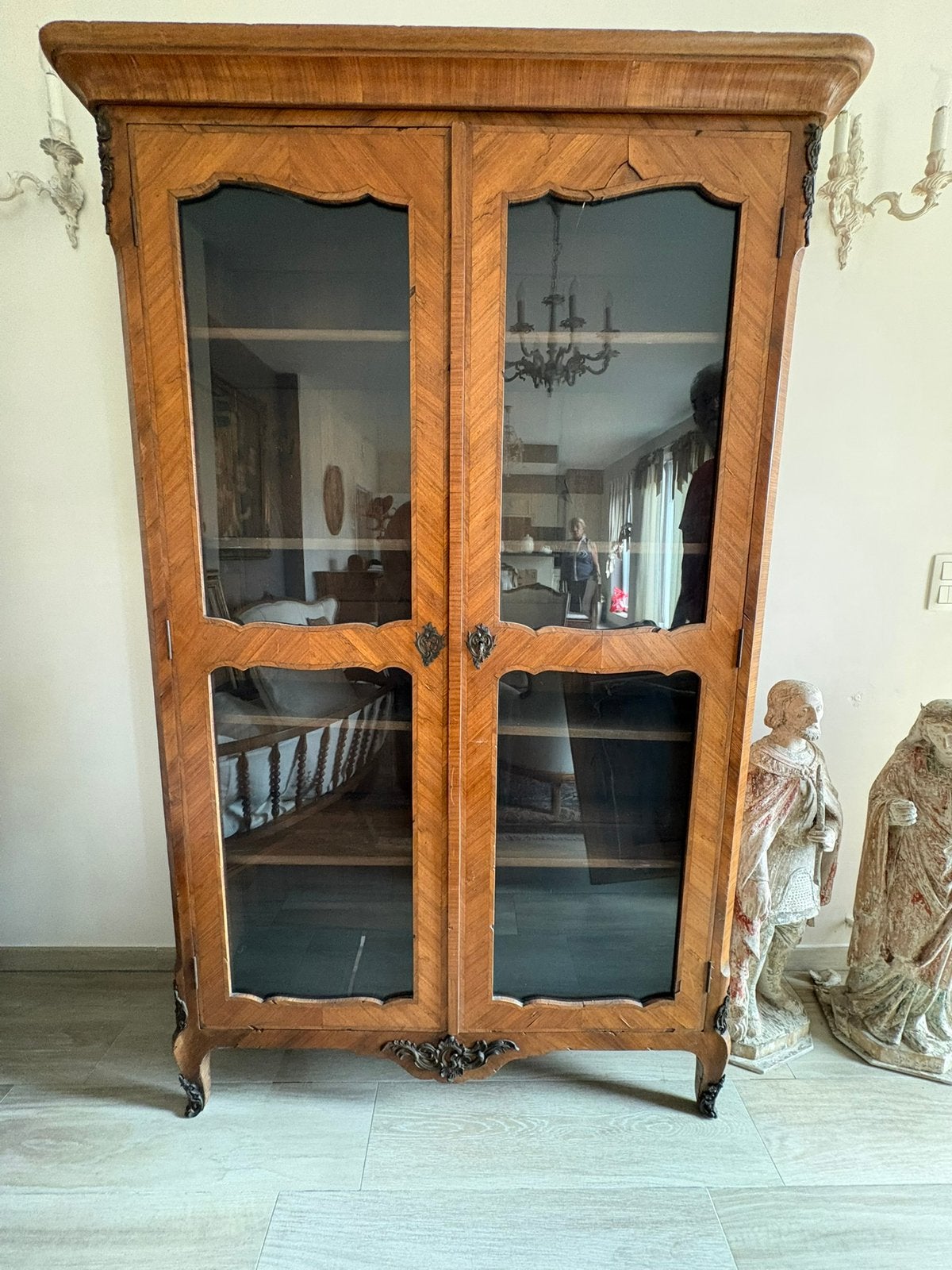 Belle vitrine ancienne en bois Style Louis XV, Enlèvement, Comme neuf, Métal