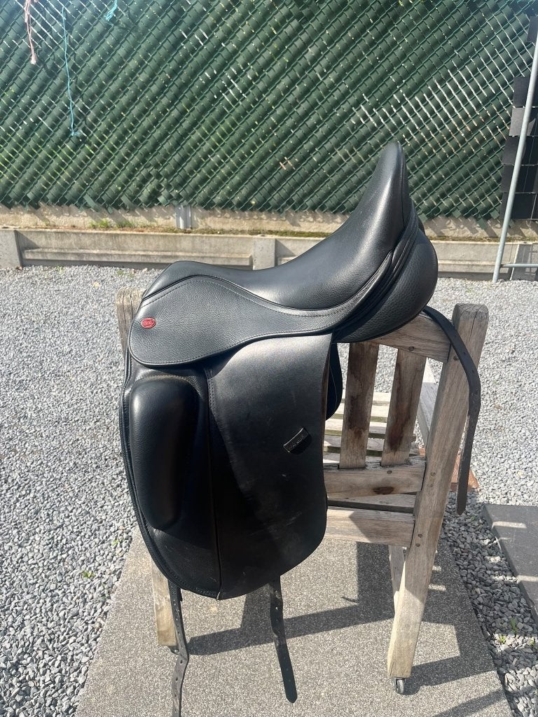 Mooi dressuur zadel, Dieren en Toebehoren, Ophalen, L (17.5 inch), Dressuur, Kniewrongen