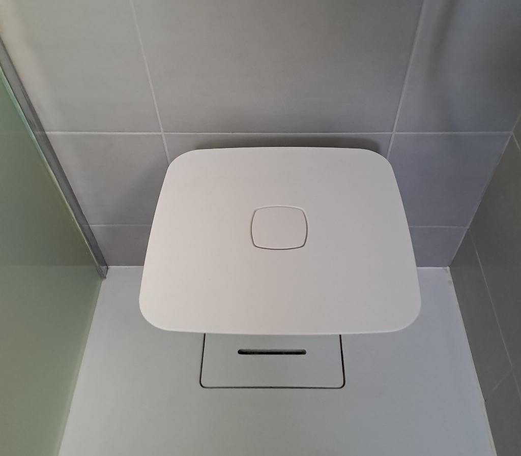 Opklapbaar douchezitje - merk INDA - wandmodel, Doe-het-zelf en Bouw, Sanitair, Ophalen, Zo goed als nieuw, Overige typen