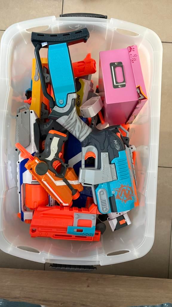 Nerf speelgoed geweren doos vol, Enfants & Bébés, Jouets | Blocs de construction, Enlèvement, Comme neuf
