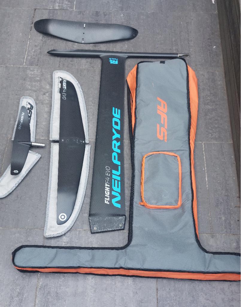 Windfoil F4 Evo Neilpryde 2 ailes et Housses, Enlèvement, Utilisé, Autres types, Avec sac de transport