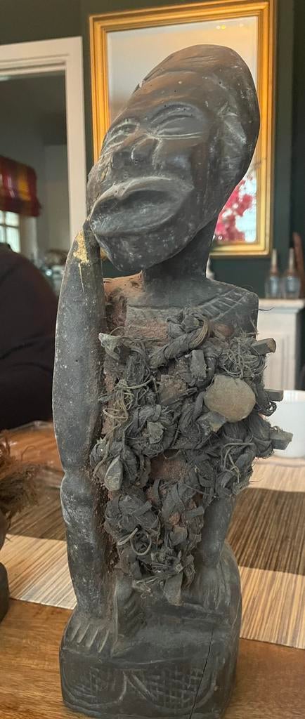 Twee houten nkisi uit Congo., Enlèvement ou Envoi