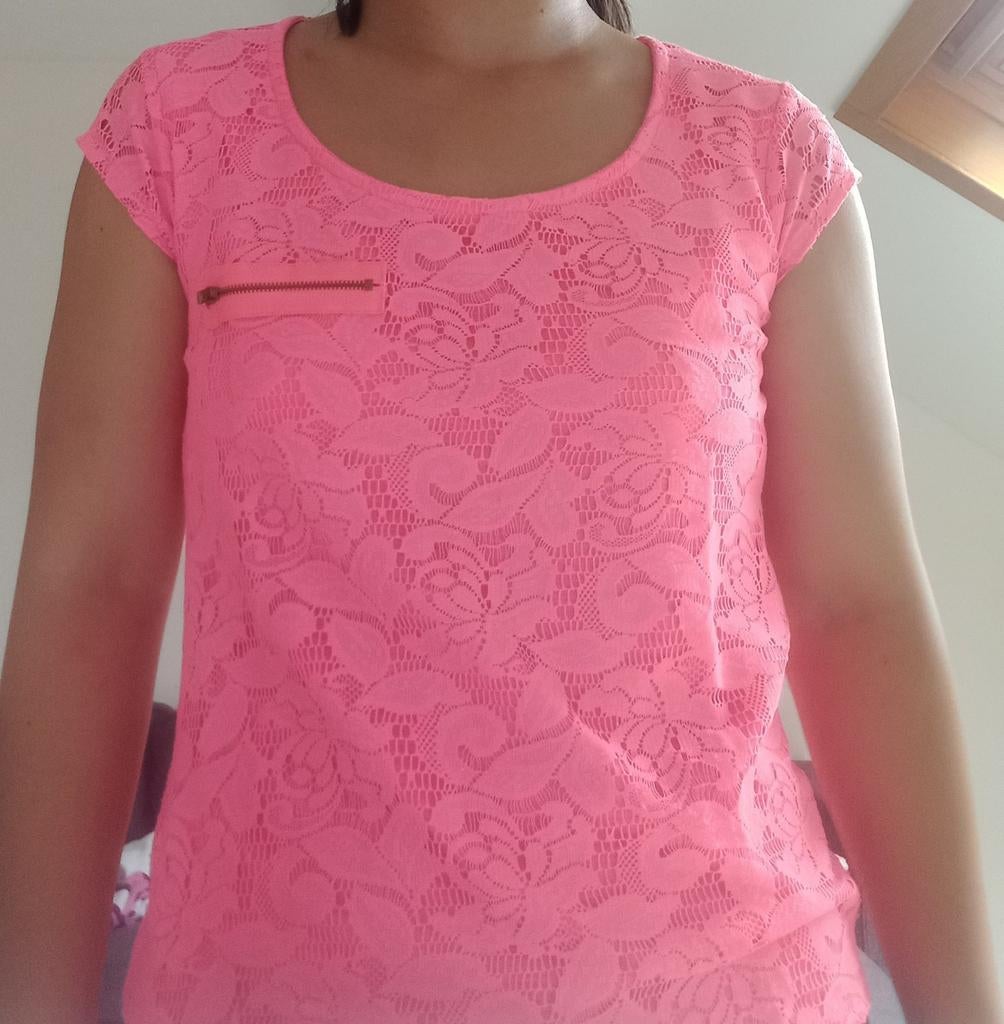 T-shirt rose fluo avec dentelle Taille S, Kleding | Dames, Ophalen of Verzenden, Zo goed als nieuw, Roze