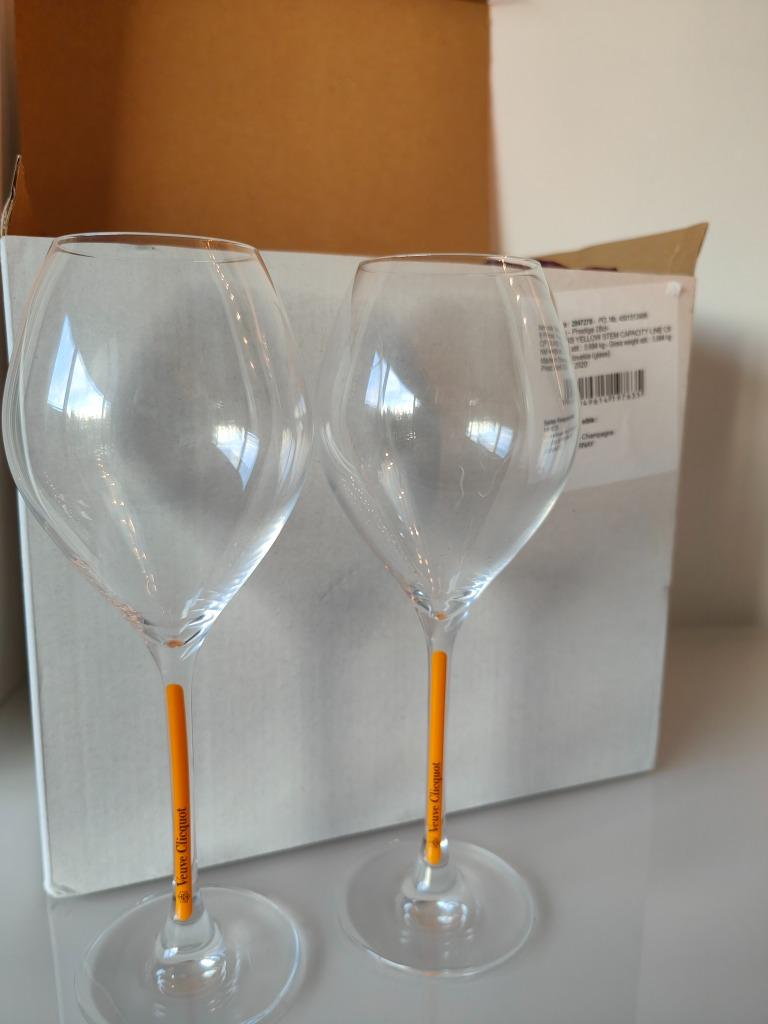Veuve Clicquot, 6 verres, tige jaune, neufs dans la boîte !, Neuf, Enlèvement ou Envoi, Pleine, Champagne