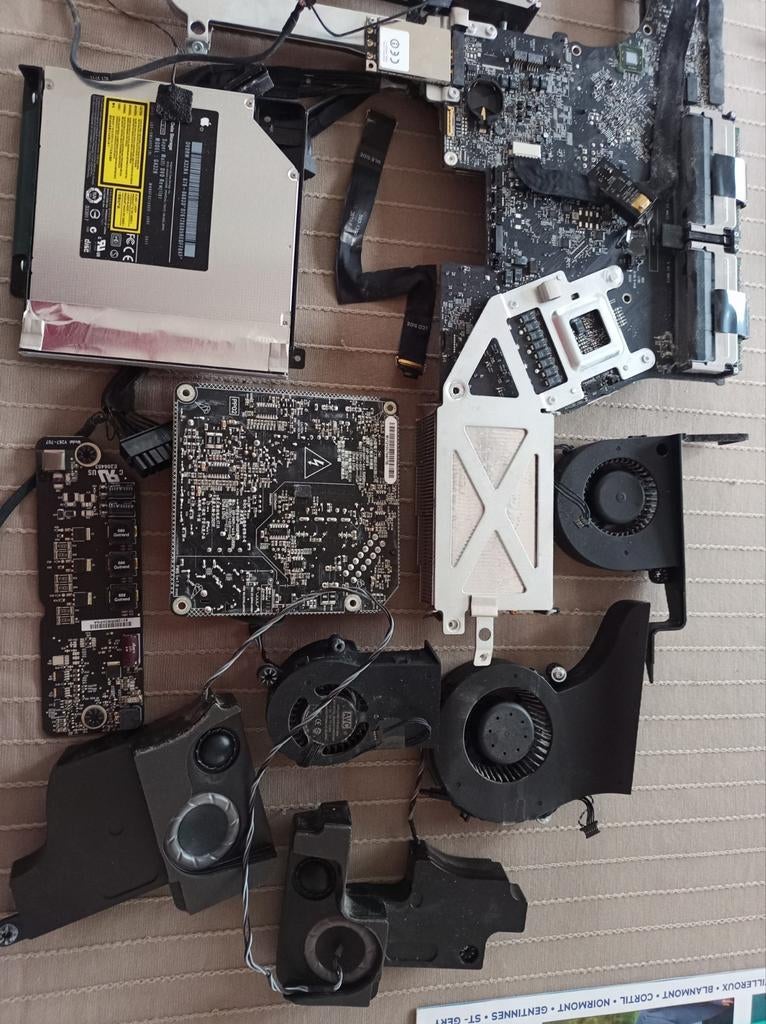 Lot de pièces détachées d'un iMac 21,5 pouce mid 2011, Utilisé