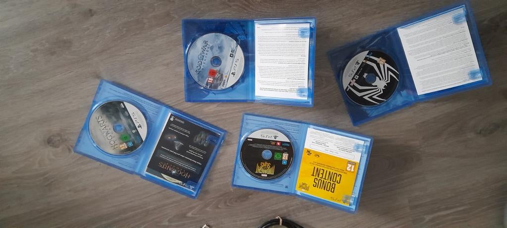 PS5 disc édition 1 to 2 manettes + 4 jeux  450 euros, Ophalen