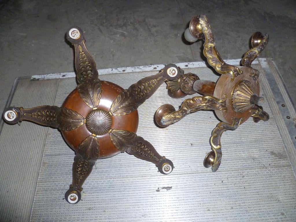 2 OUDE BRONZEN LUSTERS, Enlèvement