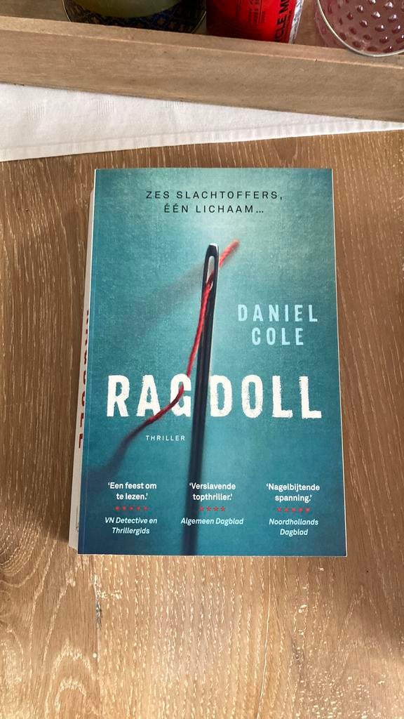Daniel Cole - Ragdoll, Boeken, Thrillers, Zo goed als nieuw, Ophalen of Verzenden