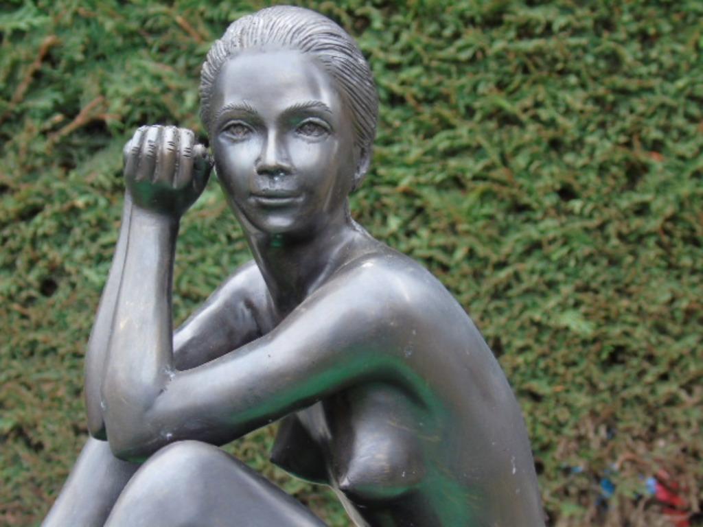 Naakte vrouw zit met 2 handen tegen elkaar in een bronzen pe, Ophalen, Nieuw, Overige materialen, Mensenbeeld