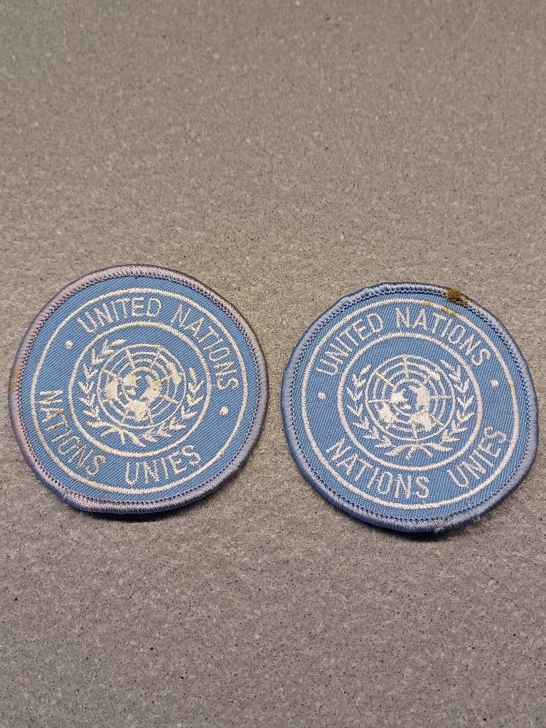 United nations 2x embleem, Ophalen of Verzenden, Landmacht, Embleem of Badge