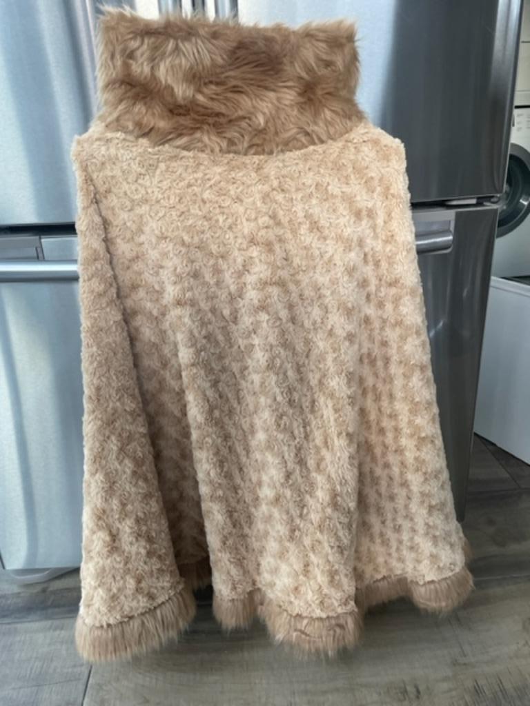 Dames poncho /cape groot beige  ALS NIEUW, Vêtements | Femmes, Vestes | Hiver, Enlèvement ou Envoi, Comme neuf, Beige