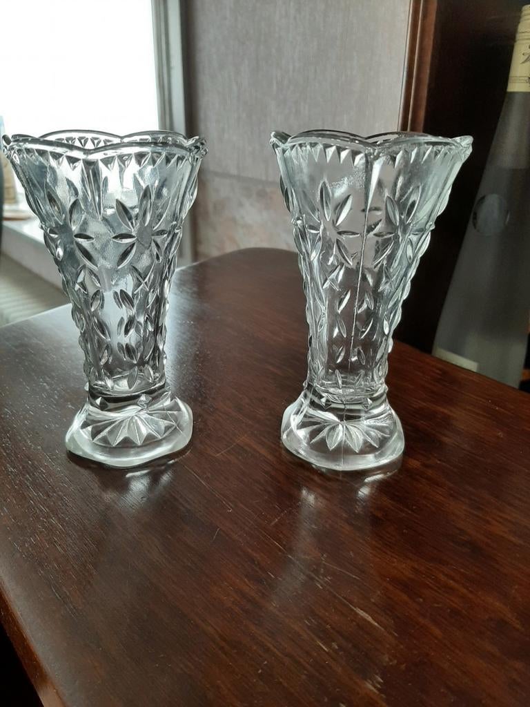 2 schattige retro glazen vaasjes met bloemmotief 12 cm, Ophalen of Verzenden