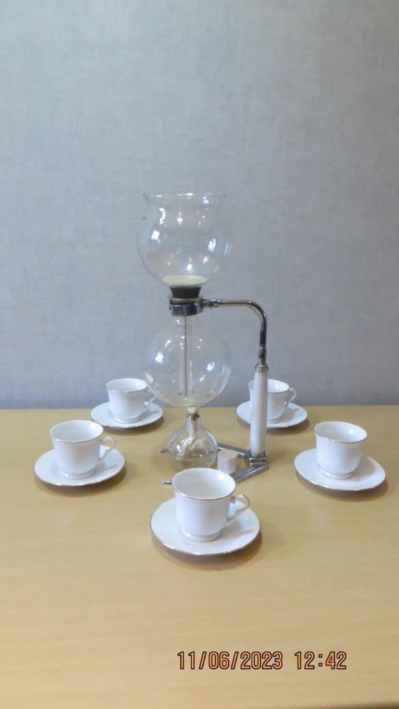 Vintage koffiemaker ,,HELLEM,, met Q tassen en ondertassen, Ophalen