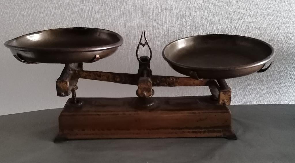 Oude antieke koperen weegschaal met koperen schalen, Antiek en Kunst, Ophalen