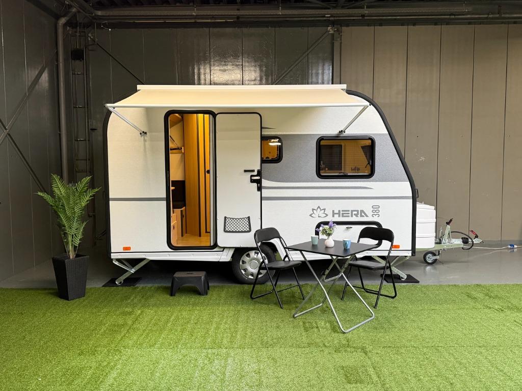 ✅CARAVAN HERA 380 • 2025 • 4PERSOONS • NIEUW • ALKO • 720KG, Overige merken, Bedrijf, Treinzit, Schokbreker