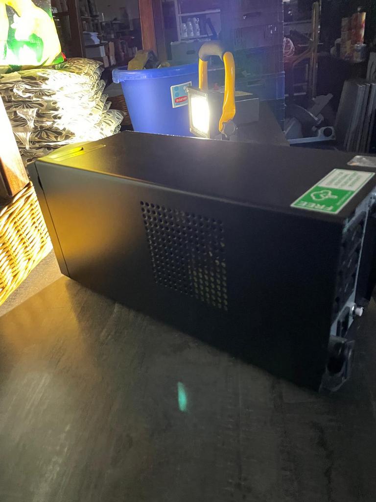 APC Smart-UPS 750 – Professionele noodstroomvoorziening, Computers en Software, Ophalen, Zo goed als nieuw