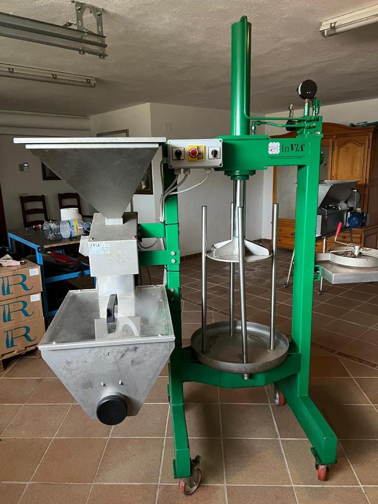 Presse à olives pour la production d’huile d’olive, Ophalen, Overige materialen, Gebruikt, Overige typen