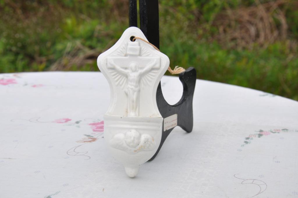 benitier en faience blanche crucifix et ange, Enlèvement ou Envoi
