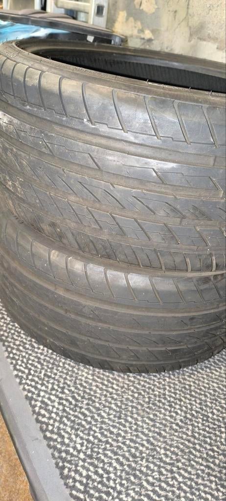 Twee nieuwe banden in lage maat. 225/35/18, Auto-onderdelen, Banden en Velgen, Ophalen, Band(en)