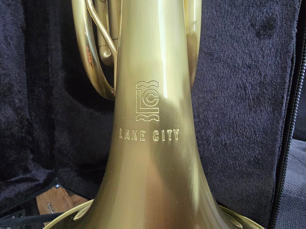 Aéroport de Lake City 415 km, Musique & Instruments, Instruments à vent | Trombones, Enlèvement ou Envoi, Neuf