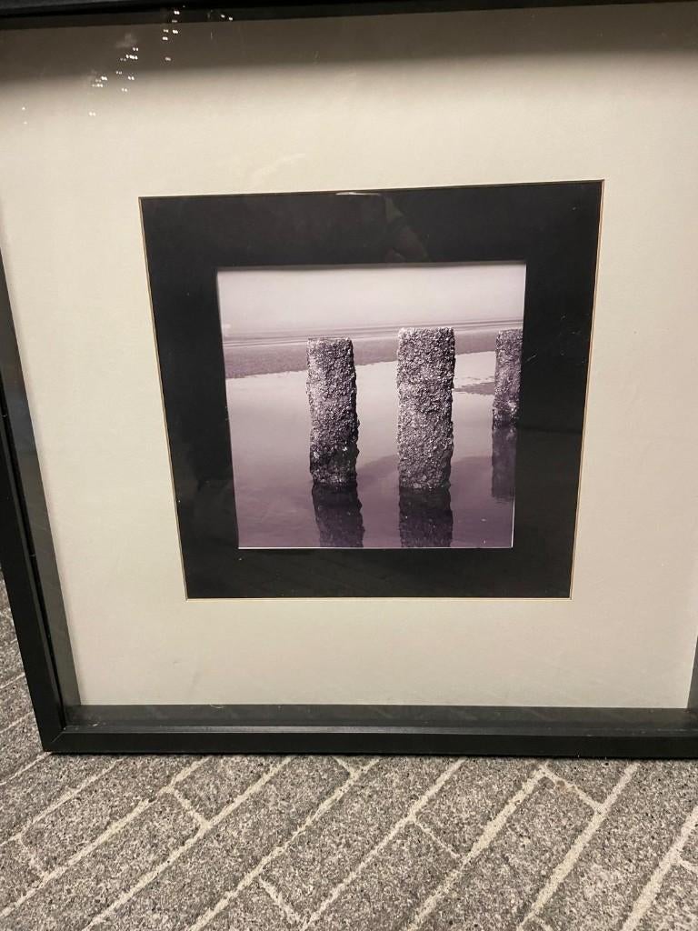 Set van 3 ingekaderde zwart-wit kunstfoto’s (strand / palen), Ophalen, Gebruikt, 50 tot 75 cm, Foto of Poster