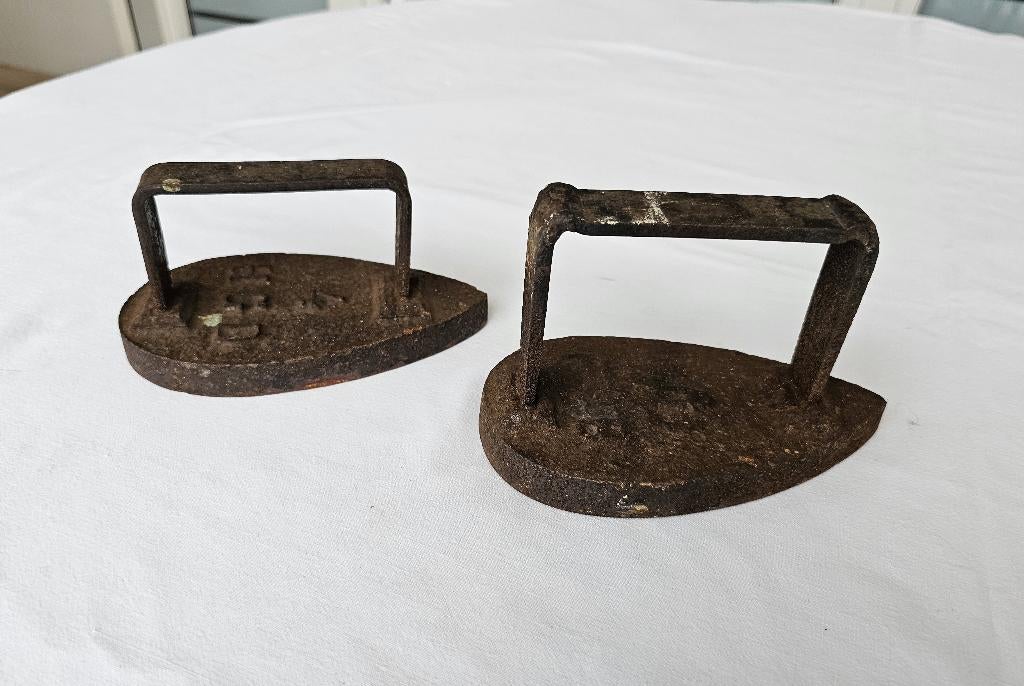2 oude ijzeren strijkijzers, Antiek en Kunst, Ophalen of Verzenden