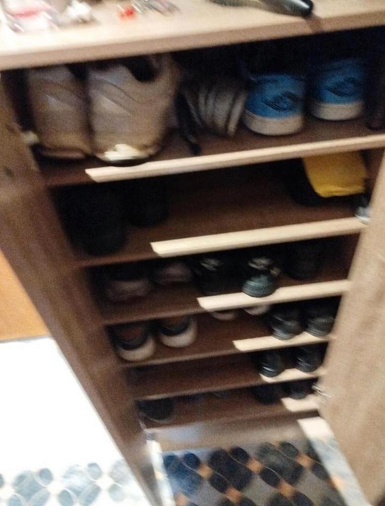 Armoire à chaussures moderne en très bon état