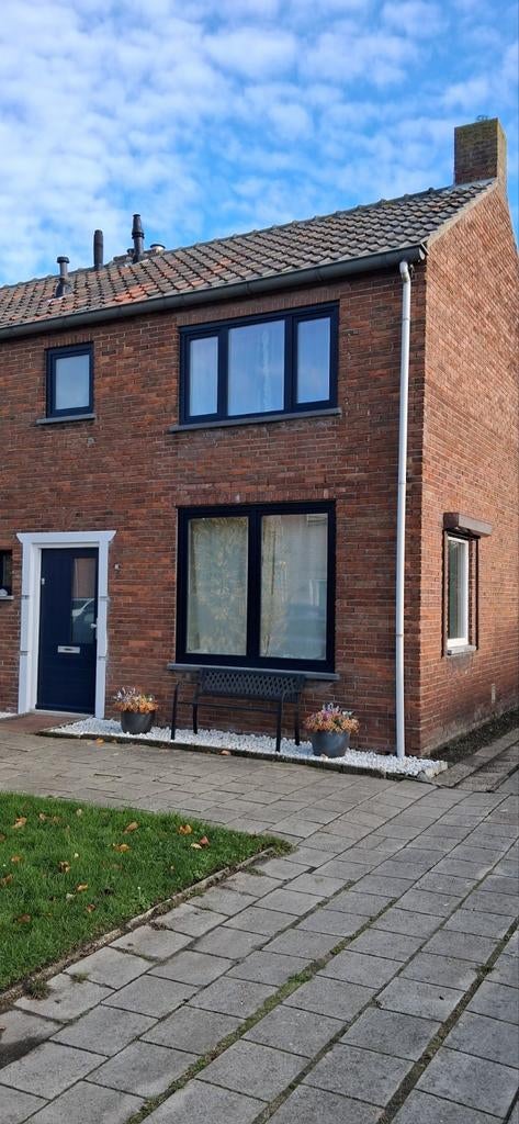 Hoekwoning te koop in hartje Sas Van Gent
