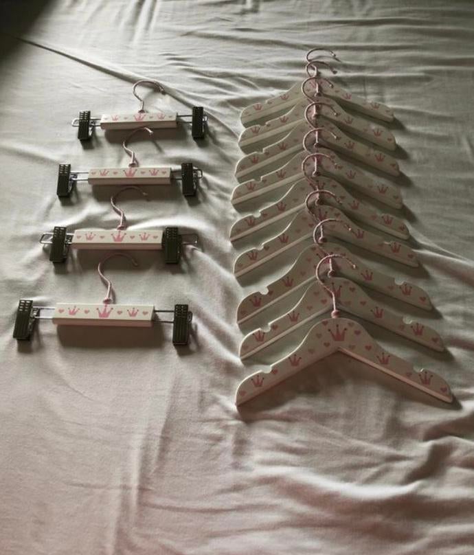 13 houten kledinghangers voor kinderkledij, Ophalen, Zo goed als nieuw