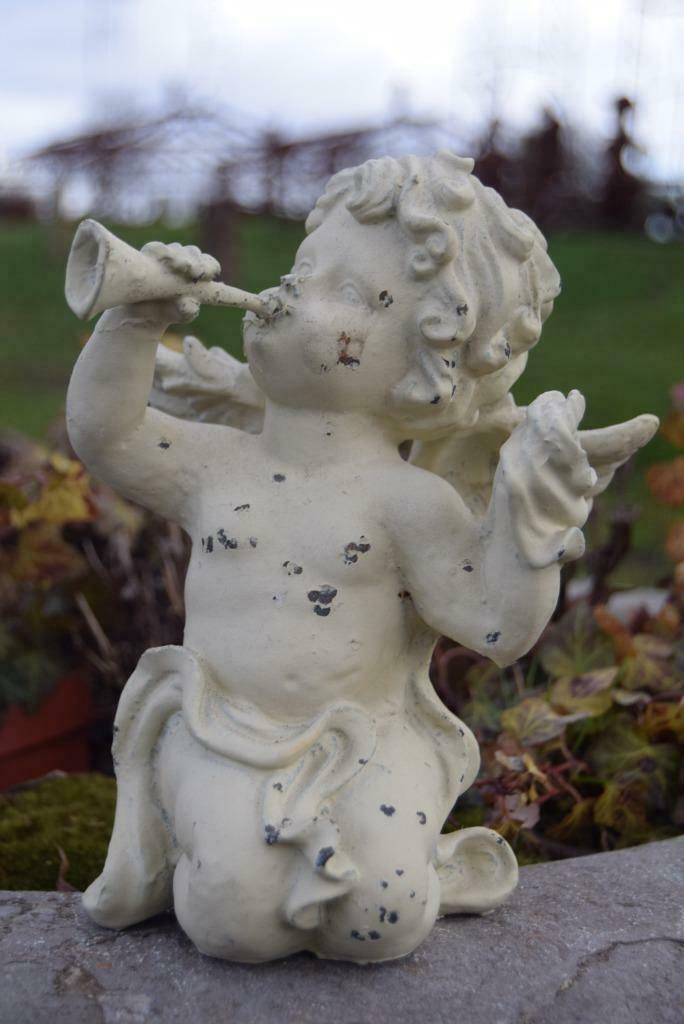 Ange,angelot en fonte jouant de la trompe, Enlèvement ou Envoi, Comme neuf, Métal, Ange