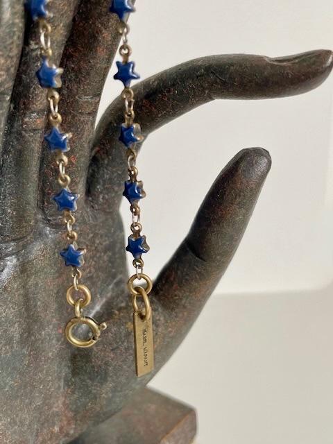 Isabel Marant - bracelet fin avec « étoiles bleues », Enlèvement ou Envoi, Comme neuf, Autres matériaux, Avec bracelets à breloques ou perles