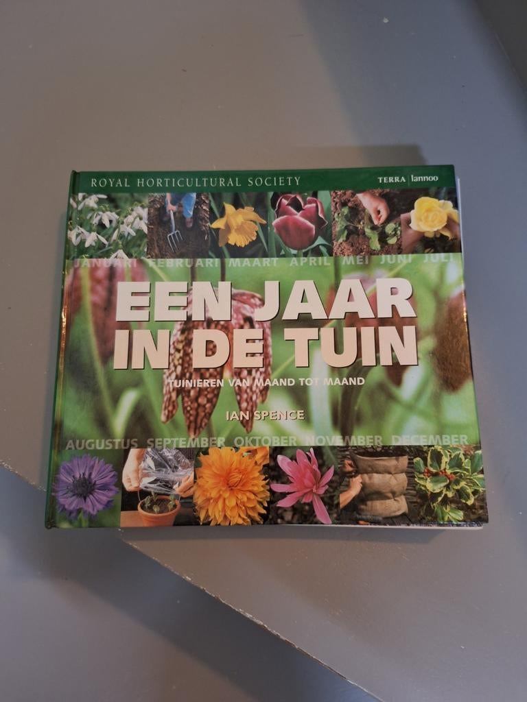 Handboek een jaar in de tuin van maand tot maand, Ophalen of Verzenden, Zo goed als nieuw