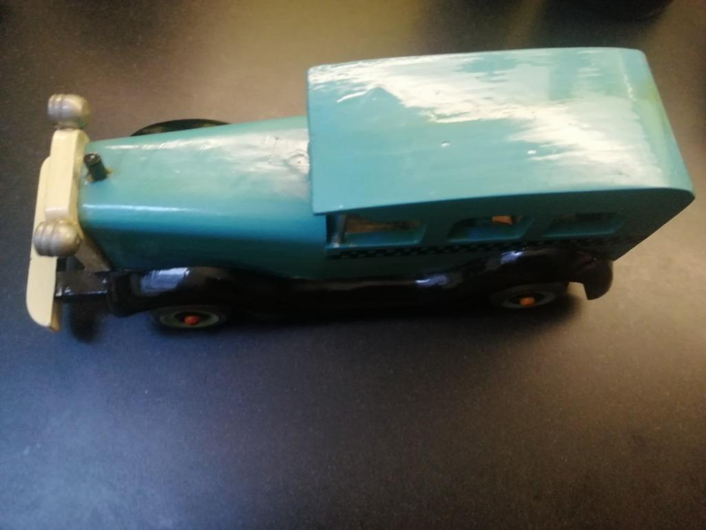 Ancienne voiture en bois vernis 25 cm en be couleur bleue, Enlèvement ou Envoi, Comme neuf