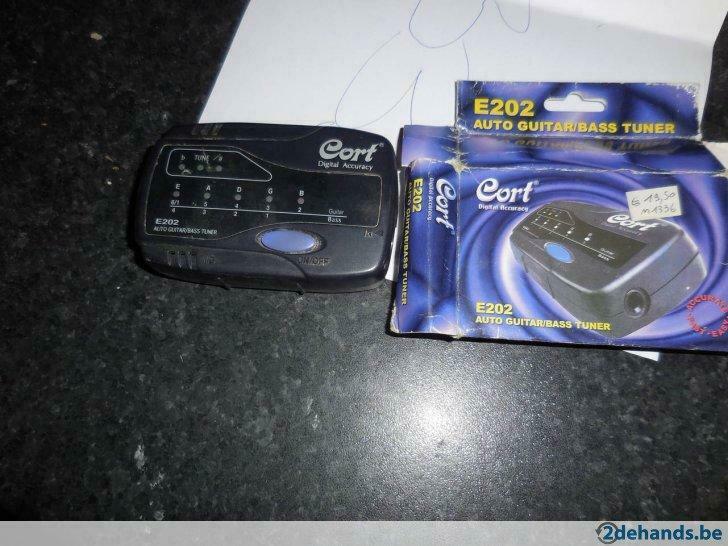 [159]auto guitar/bass tuner-stem-guitaar, Muziek en Instrumenten, Ophalen of Verzenden