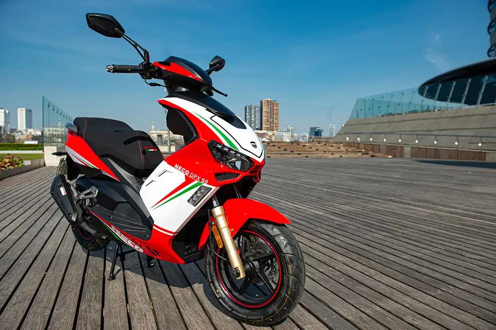 NECO GPX 50R 7000km, Vélos & Vélomoteurs, Scooters | Marques Autre, Comme neuf, Enlèvement ou Envoi
