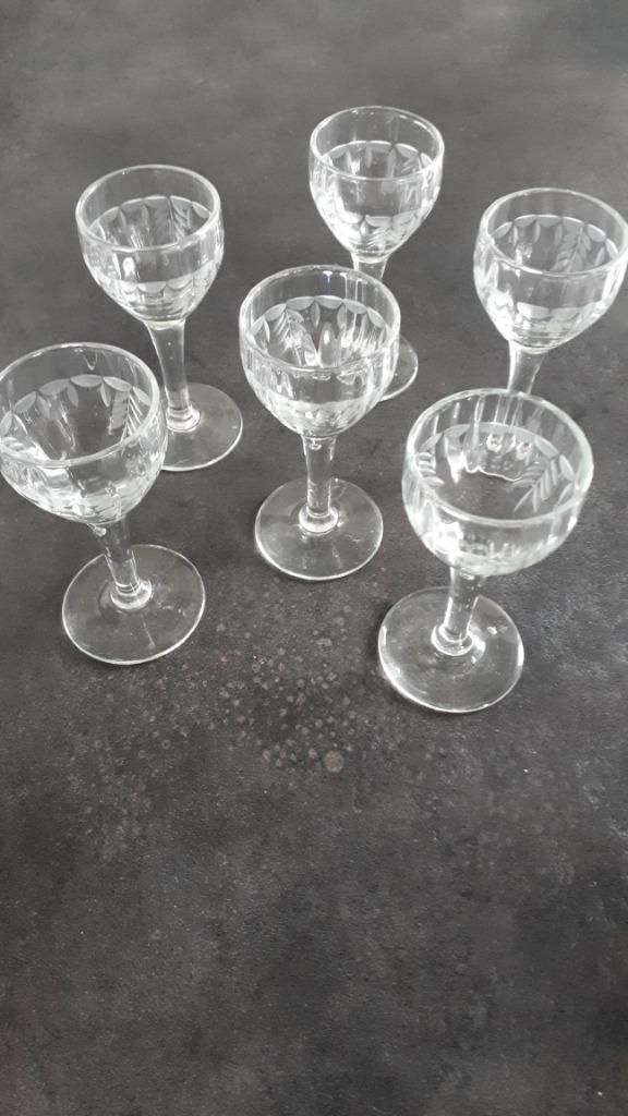 6 petits verres sur pied liqueur, Enlèvement ou Envoi