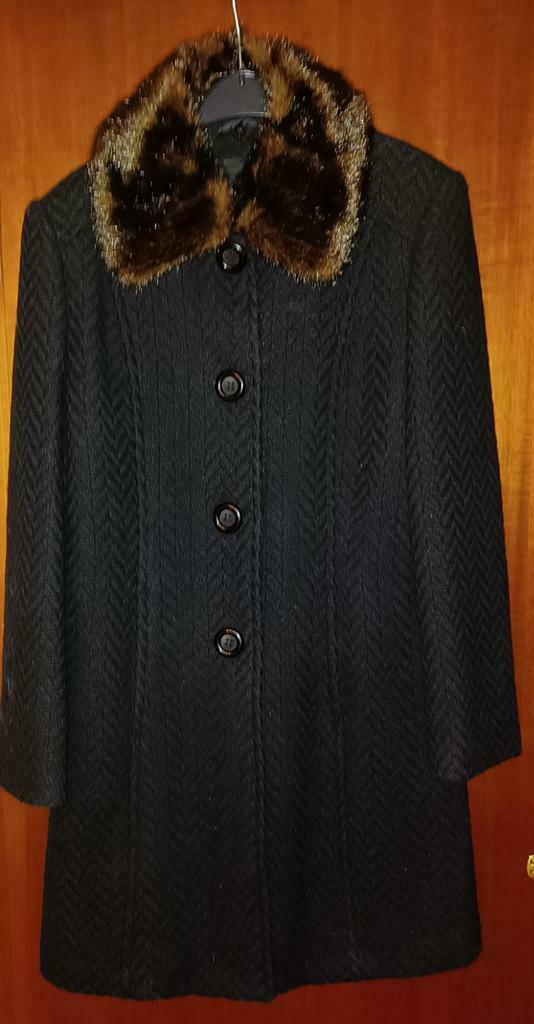 Geklede dames zwarte  winterjas 42 met imitatie bont kraag, Ophalen of Verzenden, Zo goed als nieuw, Maat 42/44 (L)