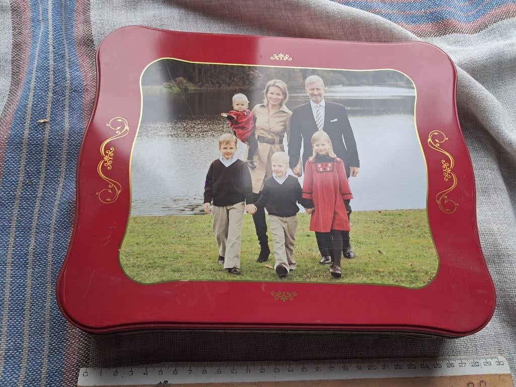 Blikken doos van koningspaar met de 4 jonge kinderen, Ophalen of Verzenden, Zo goed als nieuw