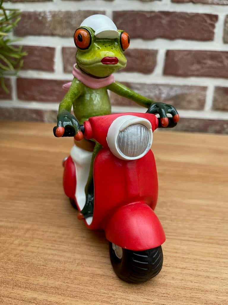 Beeldje kikker - VROUW OP SCOOTER, Ophalen of Verzenden, Zo goed als nieuw, Dier