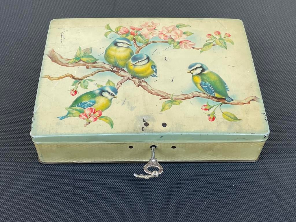 Ancienne boîte chocolat Victoria à motif mésange bleu birds, Enlèvement ou Envoi, Utilisé